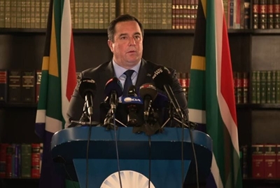 DA vows to stay in GNU to ‘fight corruption’, threatens motion against Ramaphosa 