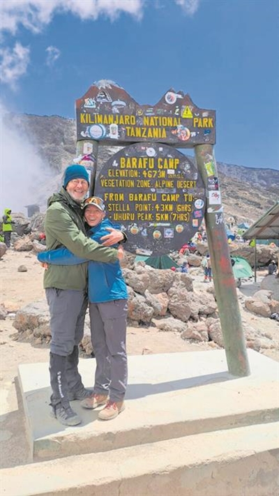 Pa en dogter bereik Kilimanjaro se piek