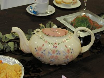 Melkies bied teemaaltyd aan vir 200 moeders