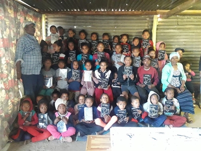 Plaaslike Samaritaan gee kos en Bybels