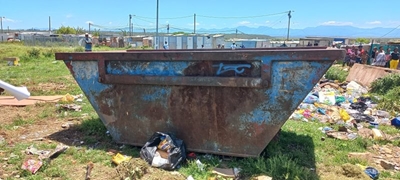 Pasgebore baba in rommelhouer gevind