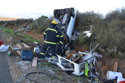 Mans oorleef toe bakkie rol