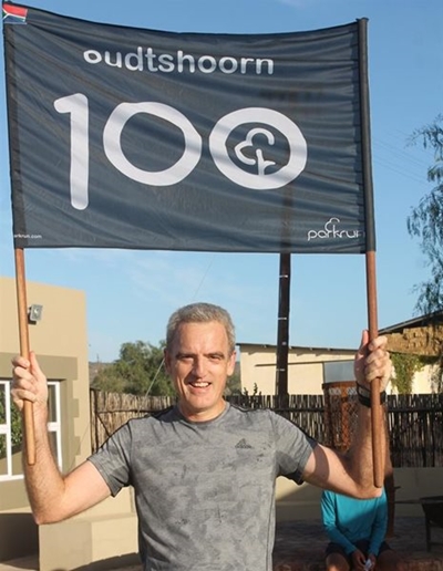 Besoekers hardloop voor in parkrun