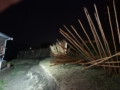 Inwoners herstel stukkende heining