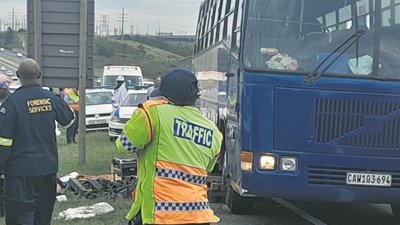 Voetganger sterf na bus hom op N2 tref