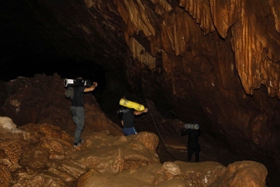 Desperate search for 12 children trapped in Thailand cave