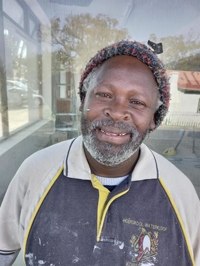Singing painter has audience of over 66 000