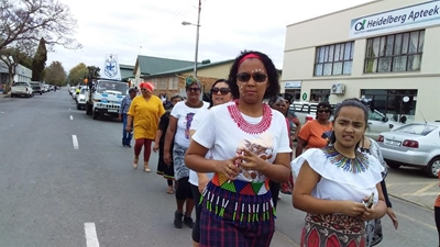 Kerk neem strate oor