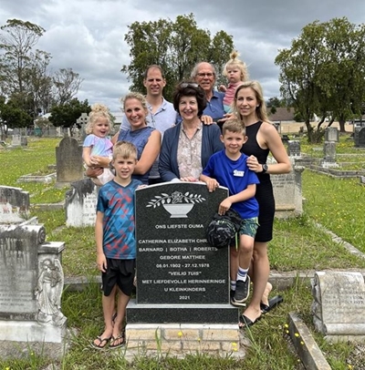 Ouma kry grafsteen na 43 jaar