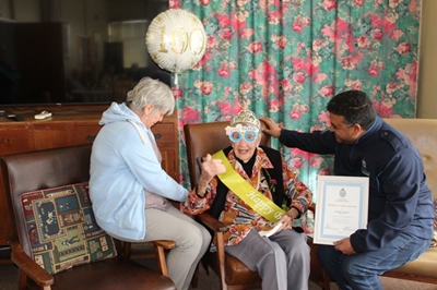 Tannie Dorothy vier 100 goue jare