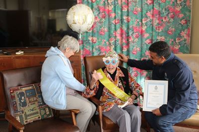 Tannie Dorothy vier 100 goue jare