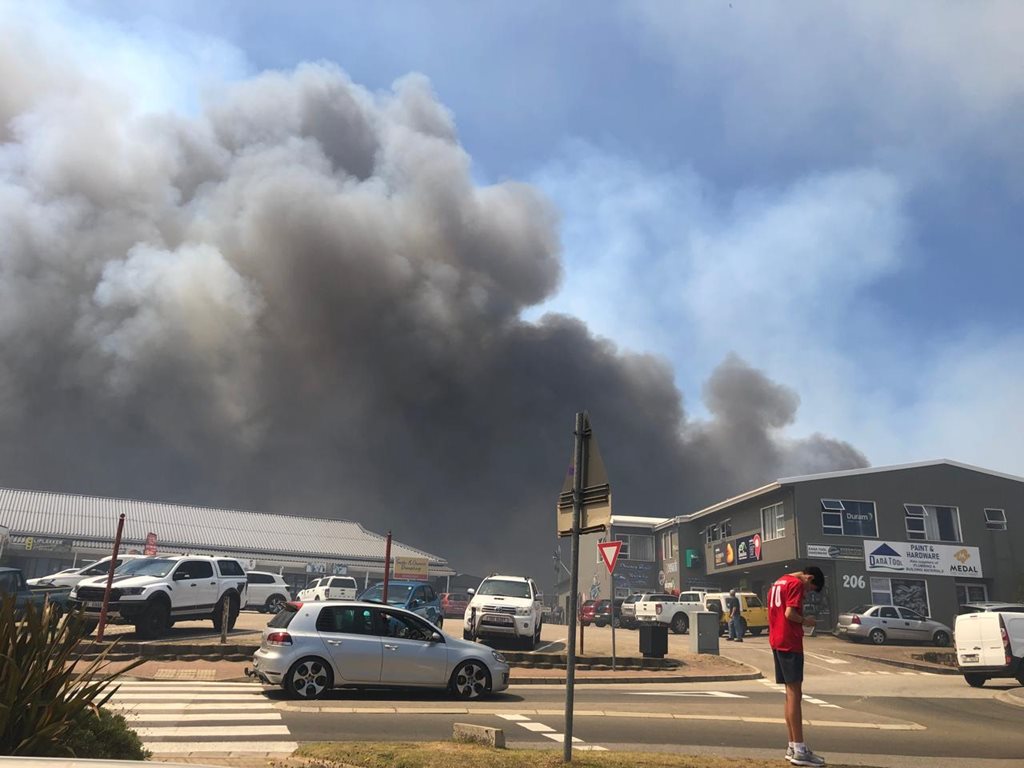 FOTO'S: Danabaai-veldbrand noodsaak sluiting van ingang