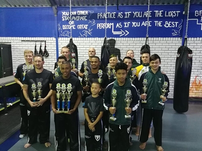 DMF-skopboksers woeker onder trofeë