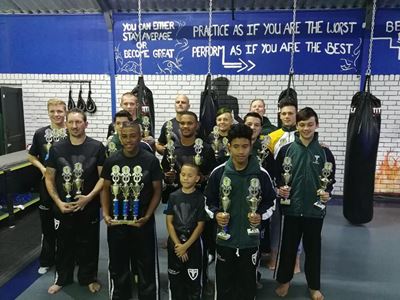 DMF-skopboksers woeker onder trofeë