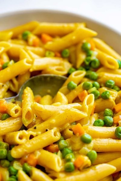 Curry noodle salad with peaches