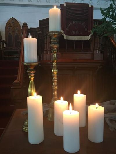 Graaff-Reinet vat hande in gebed