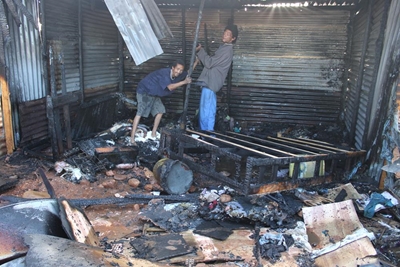 Paartjie se huis brand af