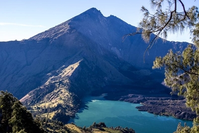 More than 500 hikers evacuated from Indonesian volcano