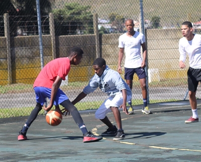 Plaaslike basketbalspanne bult spiere in Knysna