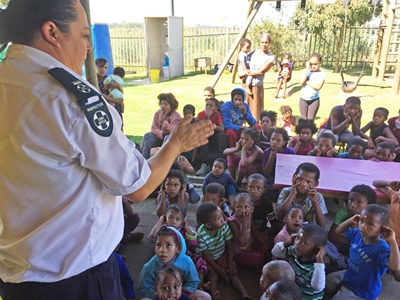 Poppekas help kinders inlig