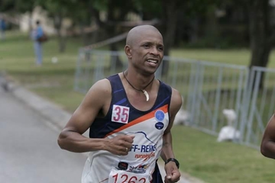 Plaaslike atlete neem deel aan PE-wedloop