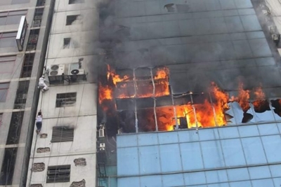 Office workers trapped in burning Bangladesh skyscraper