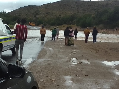 Mense vasgekeer in Meiringspoort