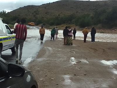 Mense vasgekeer in Meiringspoort