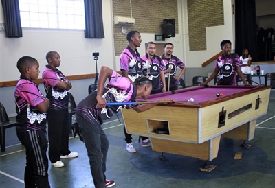 Black Balls reg vir Down Town