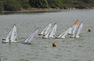 Radio controlled sailboats take on Hartenbos river, sailing regatta