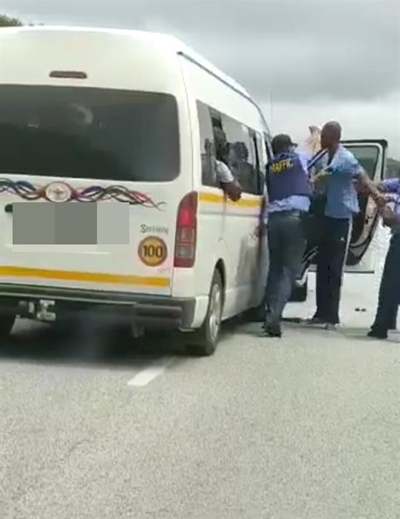 Wilderness: Taxibestuurder loop sy rieme styf