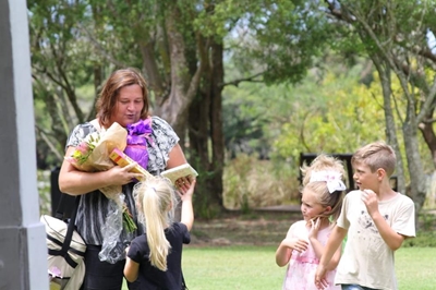 Kinders neem afskeid van juffrou