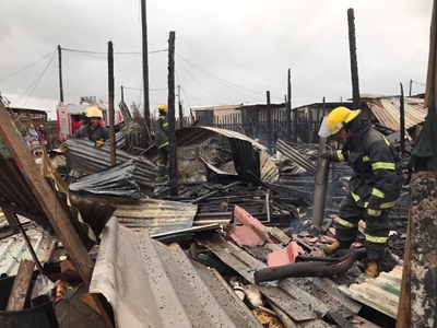 Rosedale: 4 strukture in brand verwoes