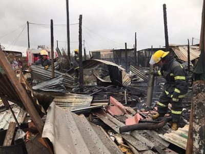 Rosedale: 4 strukture in brand verwoes