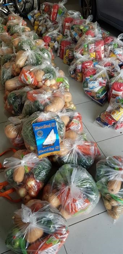 Round Table donates food