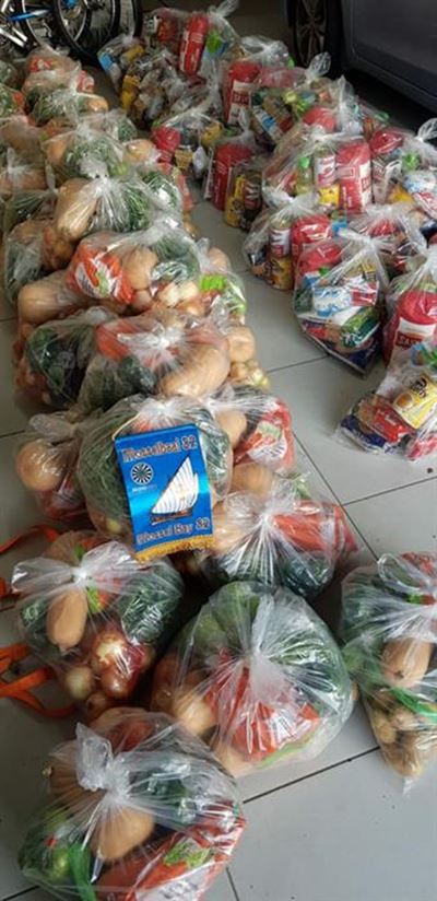 Round Table donates food