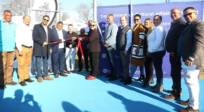 Minister Marais open nuwe netbal- en tennisbane by Riverville