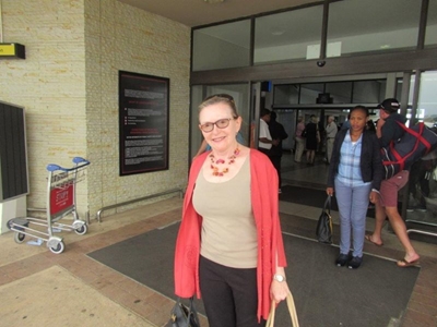 Zille in Tuinroete om na brande te kyk
