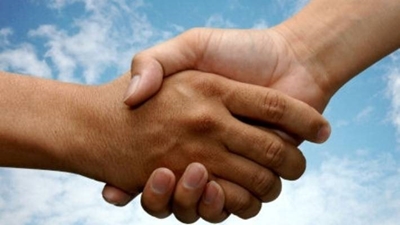 Australia's cricketers stick with handshakes despite virus threat