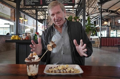 Carte Blanche presenter Derek Watts dies