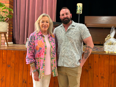 Sandra Prinsloo kuier in die Groot-Brak-suburbs