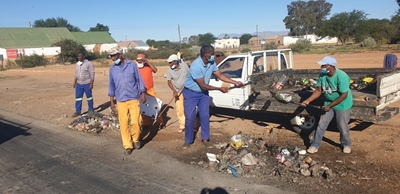 Steytlerville residents clean after protests 
