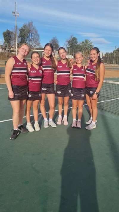 Volkskool speel tennis teen Cradock