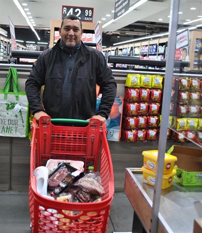 Lootjiewenners gly tussen winkelrakke met 'Trolley Dash'