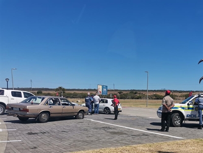Man wat geskiet is ry na vulstasie