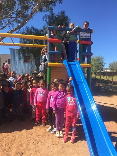 Groot skenkings aan kleuterskool oorhandig