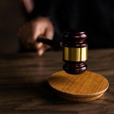 Seksaanklagte: onderwyser Vrydag dissiplinêr verhoor, salaris in gedrang
