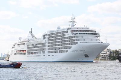 Silver Spirit kuier in die baai
