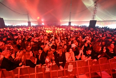 Thousands dance mask-free at UK live gig trial