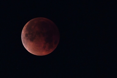 Red planet and 'blood moon' pair up